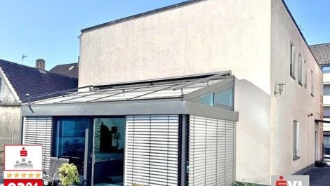 Luxus für die ganze Familie – freistehendes neuwertiges Einfamilienhaus mit drei Garagen und Garten