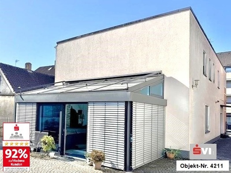 Luxus für die ganze Familie – freistehendes neuwertiges Einfamilienhaus mit drei Garagen und Garten