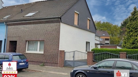 Sanierungsbedürftige Doppelhaushälfte mit zwei Garagen und großem Garten in Oberhausen-Schlad
