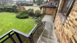 Zugang zur Terrasse und zum Garten