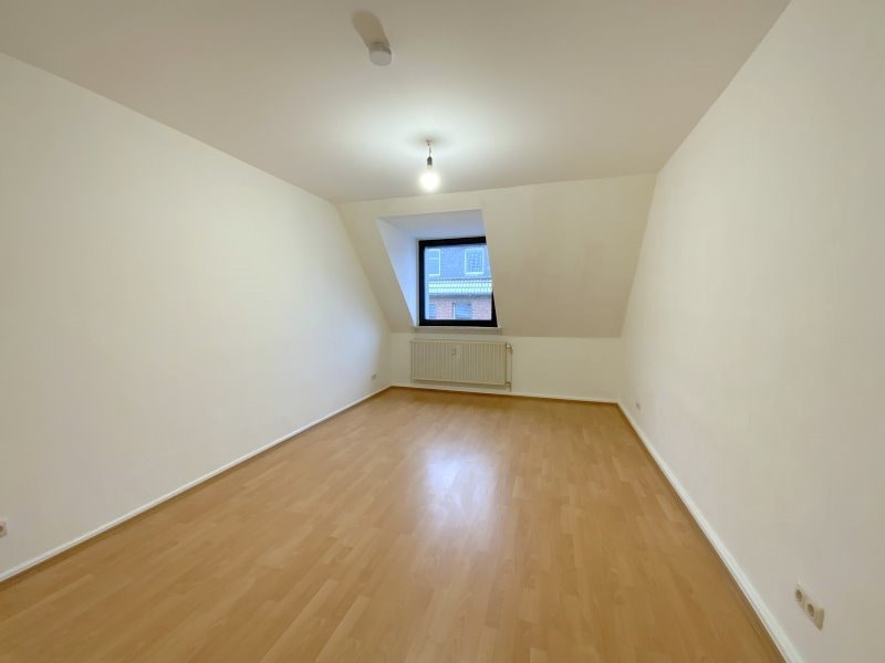 Gut aufgeteilte 2,5-Zimmer-Dachgeschosswohnung im gepflegten 3-Parteienhaus in Oberhausen-Styrum - Foto 2