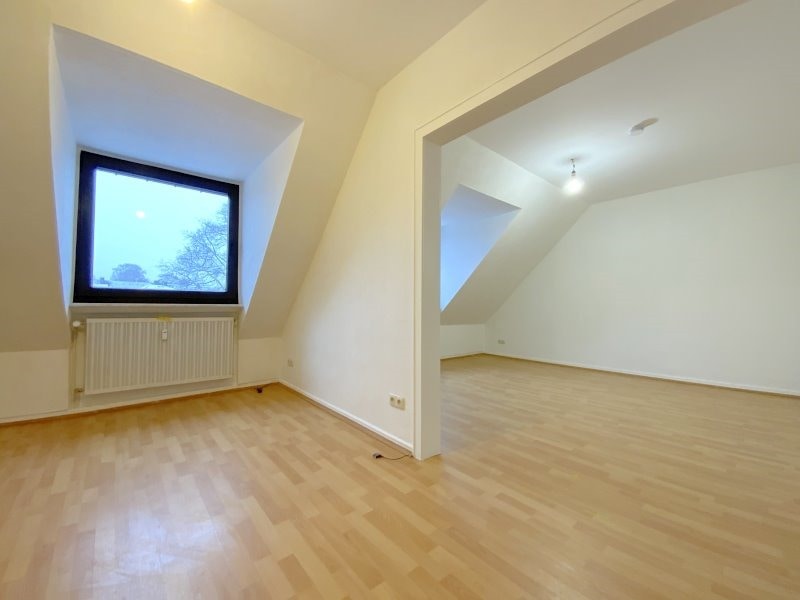 Gut aufgeteilte 2,5-Zimmer-Dachgeschosswohnung im gepflegten 3-Parteienhaus in Oberhausen-Styrum - Foto 1